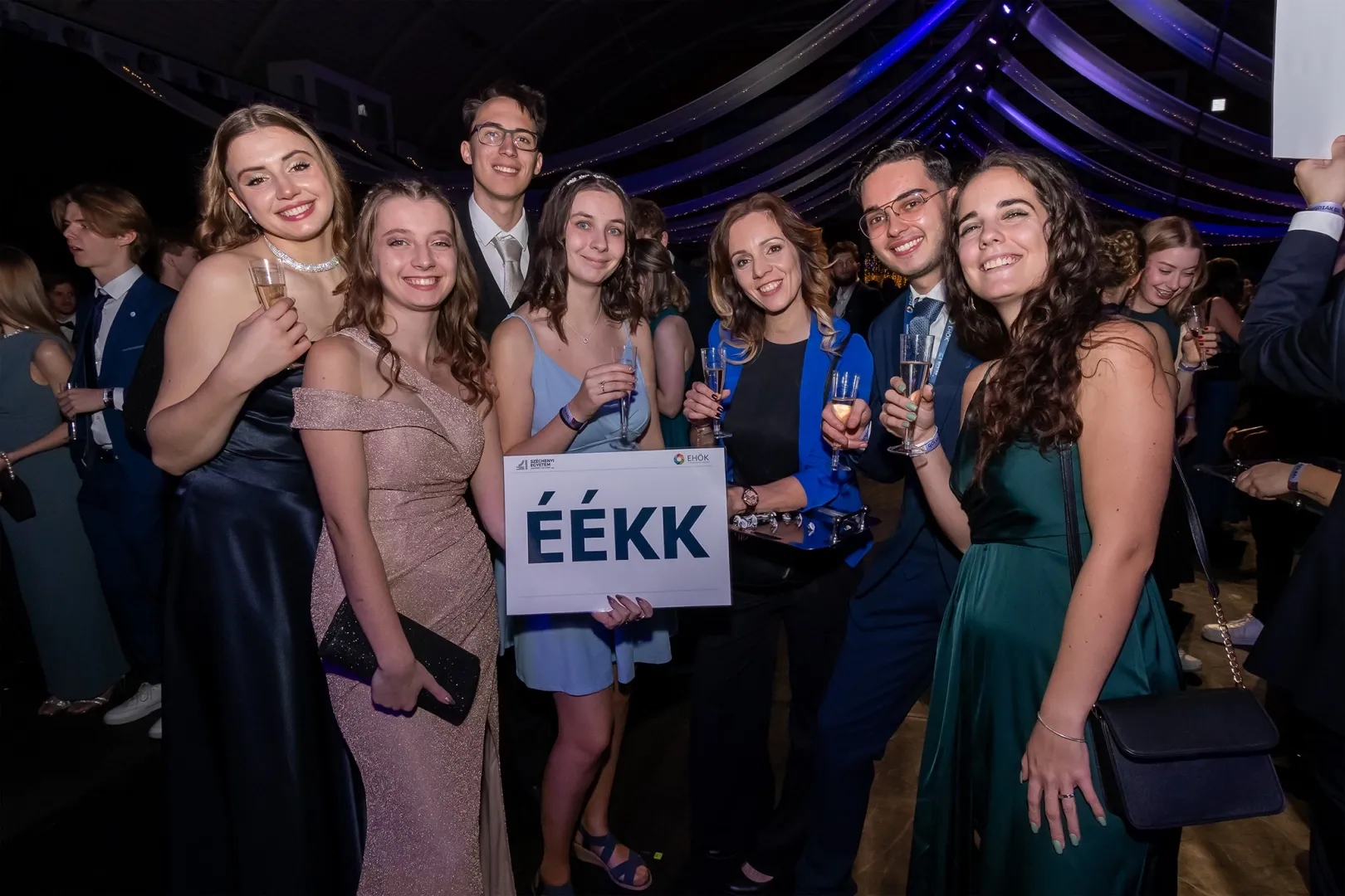 After the presentation of the badges, the freshmen symbolically became fully fledged members University with a toast (Photos: András Adorján, Máté Dudás)